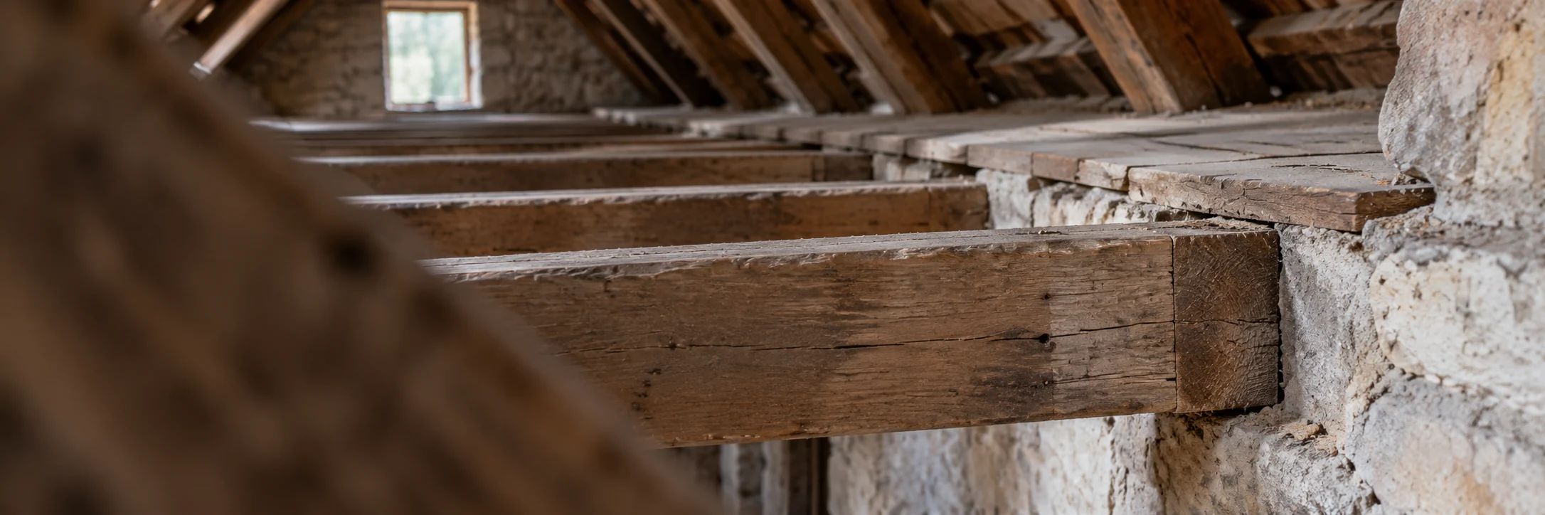 Solives anciennes et leur appui dans la maçonnerie de combles