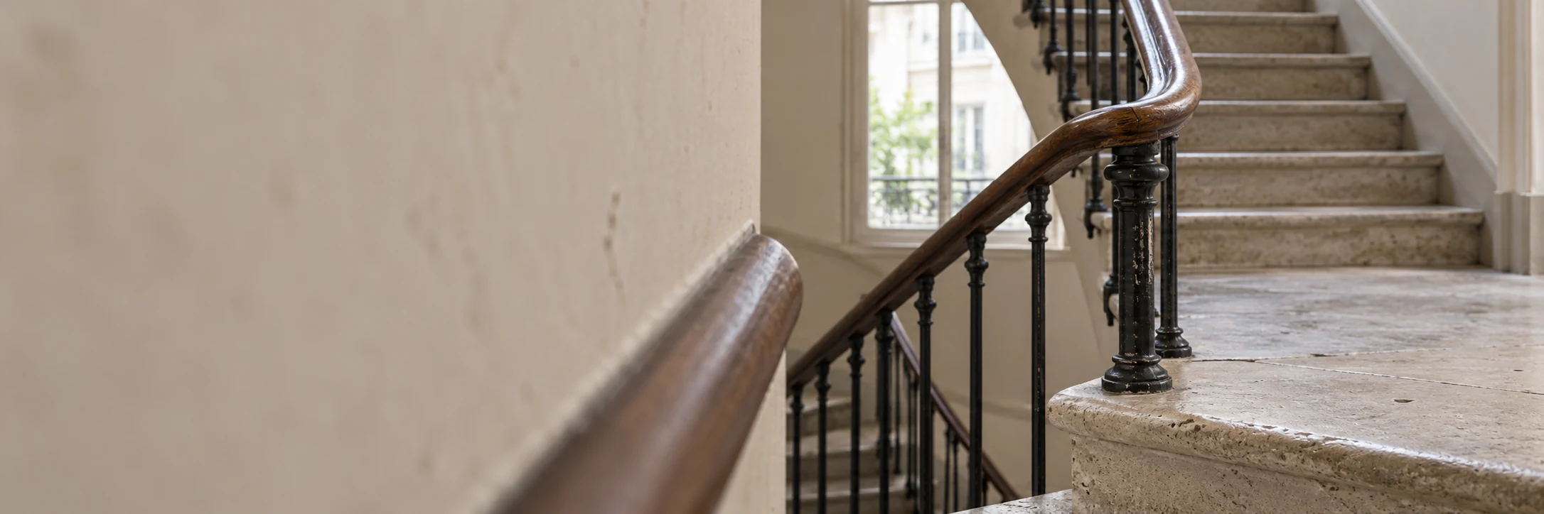Palier en pierre et rampe d’un escalier commun dans un immeuble ancien