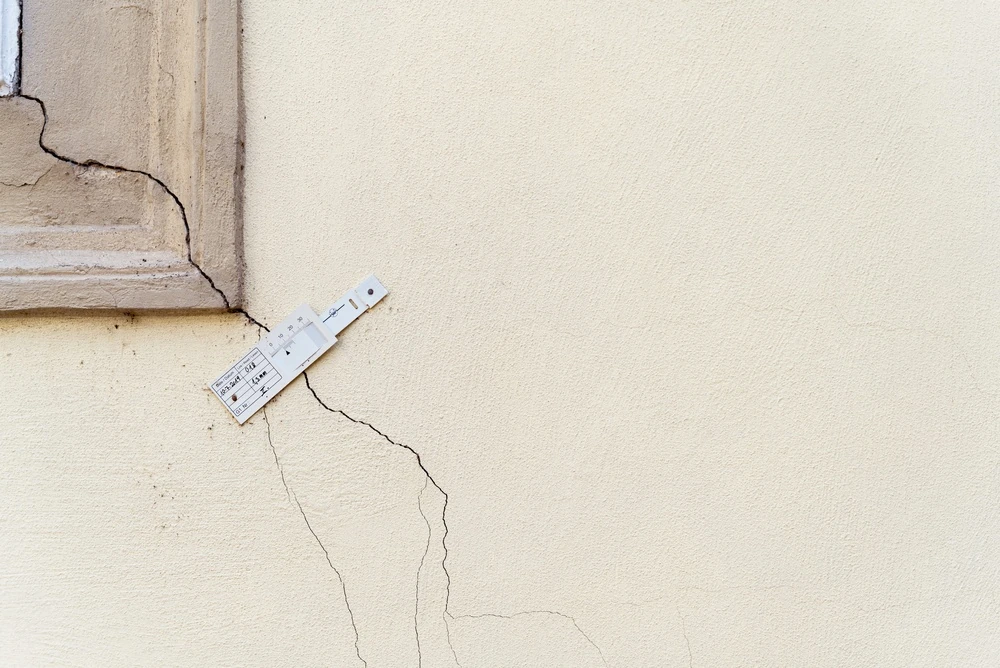 Jauge de suivi sur une fissure diagonale partant de l’angle d’une fenêtre