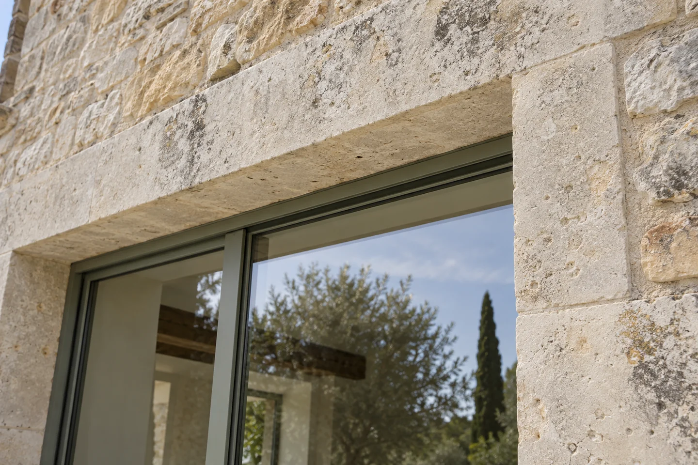 Détail du linteau et de la maçonnerie autour d'une ouverture en façade — Nos Murs Détail du linteau et de la maçonnerie autour d'une ouverture en façade