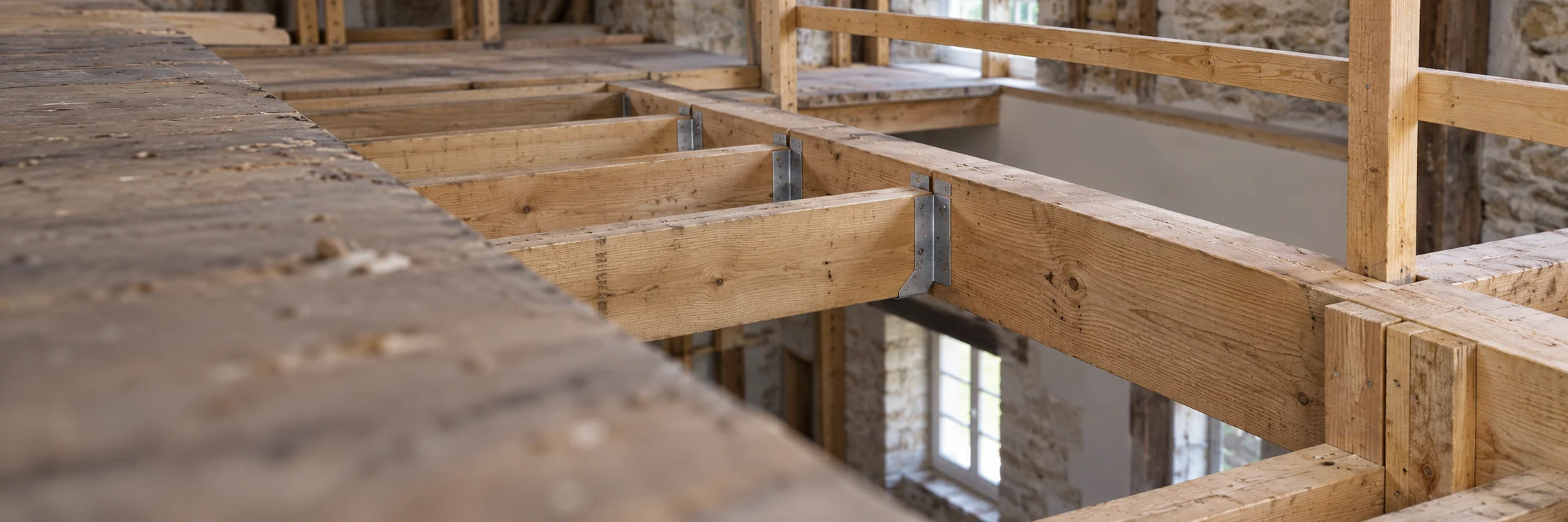 Chevêtre et solives autour d’une ouverture dans un plancher bois