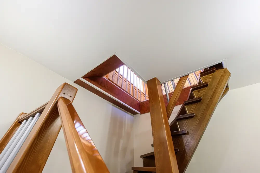 Ouverture du plancher pour un escalier — Nos Murs Vue du dessous sur une trémie et le passage d’un escalier en bois à travers le plancher