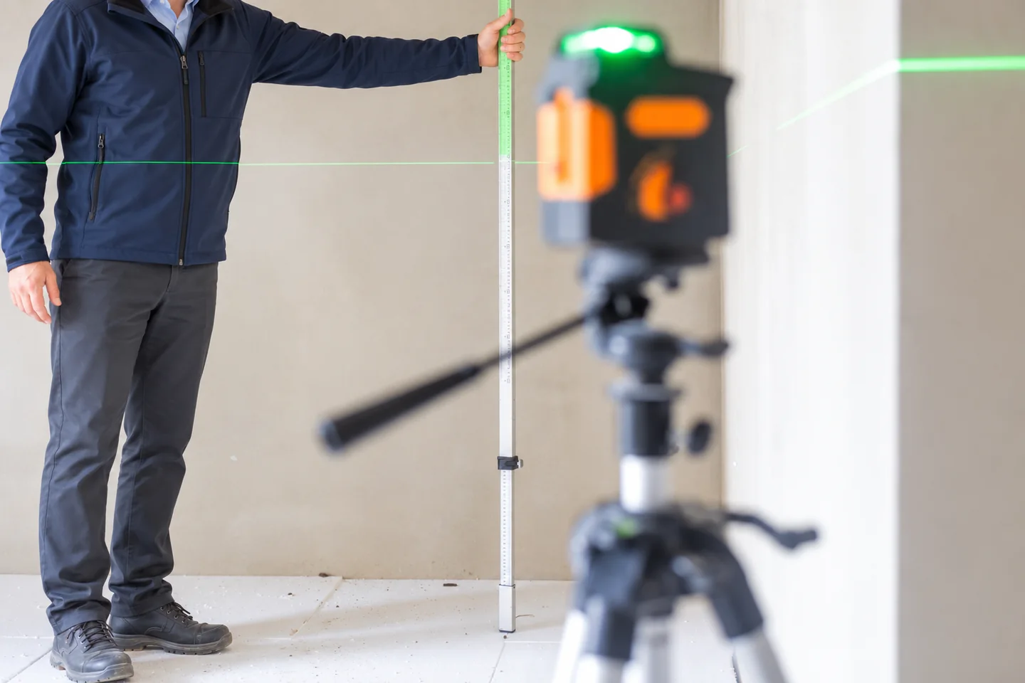 Relevé de hauteur avec une mire et un niveau laser dans une pièce en rénovation — Nos Murs, par CIVIGO Relevé de hauteur avec une mire et un niveau laser dans une pièce en rénovation